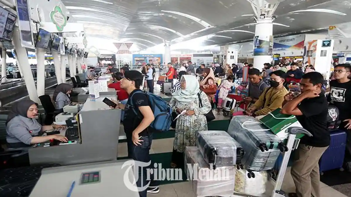 Berita Foto: Puncak Arus Balik di Bandara Kualanamu, Presiden Joko Widodo Ikut Meramaikan - 15042024_ARUS-BALIK_ABDAN-SYAKURO-1.jpg