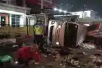 Minibus Tabrak Warung Pinggir Jalan di Cengkareng, Tiga Orang Terluka
