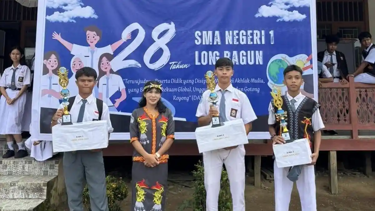 Kriya Bertema Ukiran Dayak Warnai Perayaan Dies Natalis SMAN 1 Long Bagun