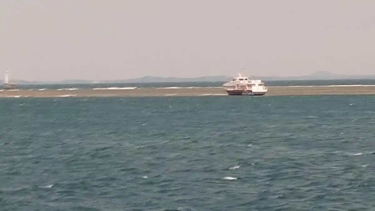 Kapal Ferry Wave Master Berpenumpang 50 Orang Tujuan Singapura Kandas di Perairan Galang Batam