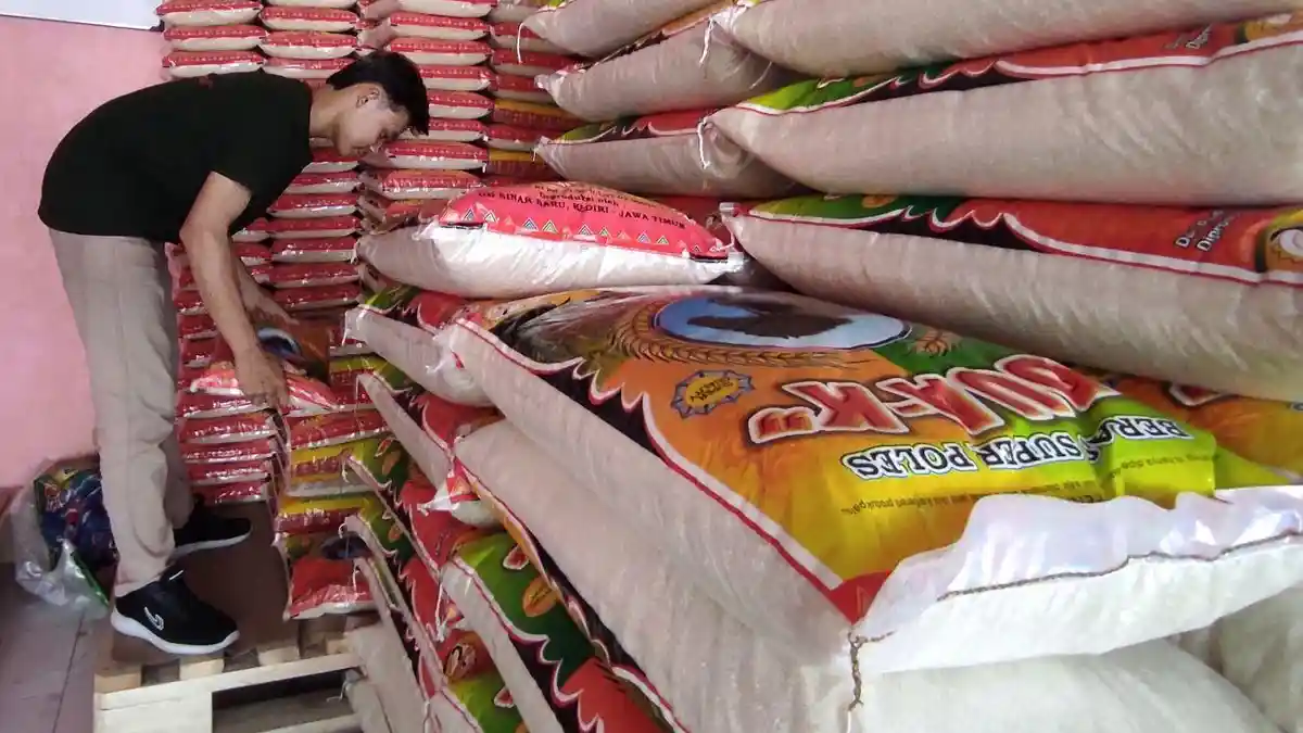 Pedagang Nasi di Situbondo Keluhkan Pemasukan Menurun Imbas Harga Beras Mahal