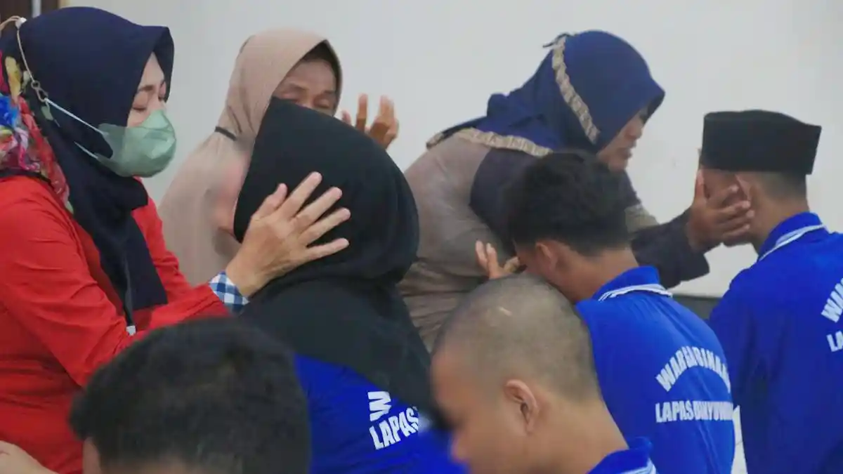 Puluhan Napi Lapas Banyuwangi Menangis Saat Bersimpuh di Kaki Ibunda Saat Hari Ibu