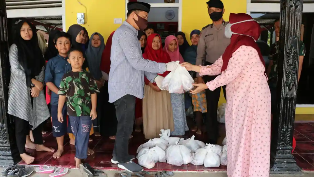 Kapolres Kebumen Bagikan Daging Qurban kepada Panti Asuhan dan Anak Difabel