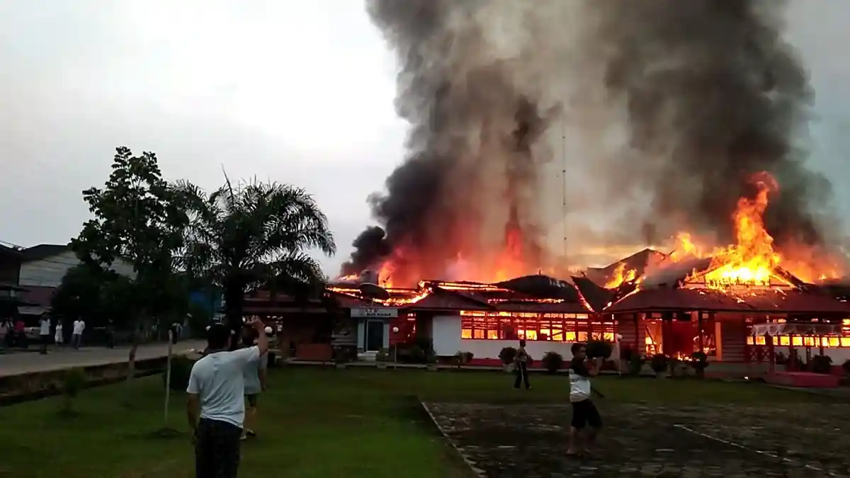 BREAKING NEWS: Kantor Bupati Melawi Ludes Terbakar