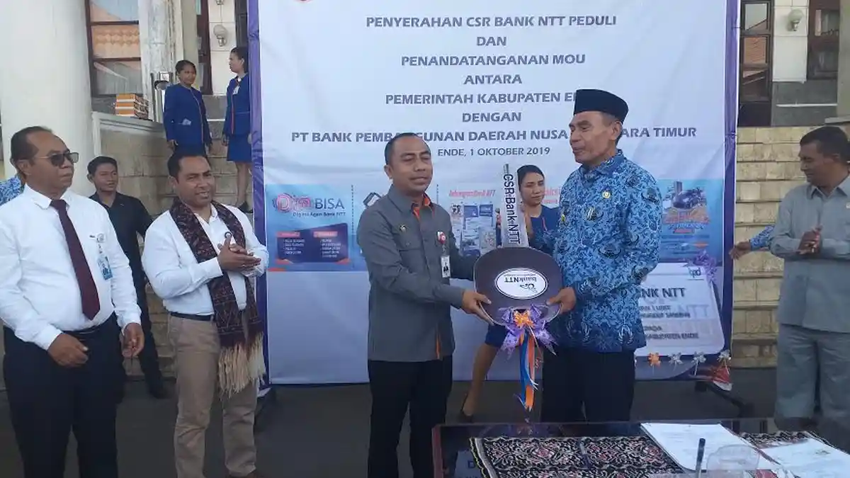 Bank NTT Serahkan CSR Kepada Pemda Ende