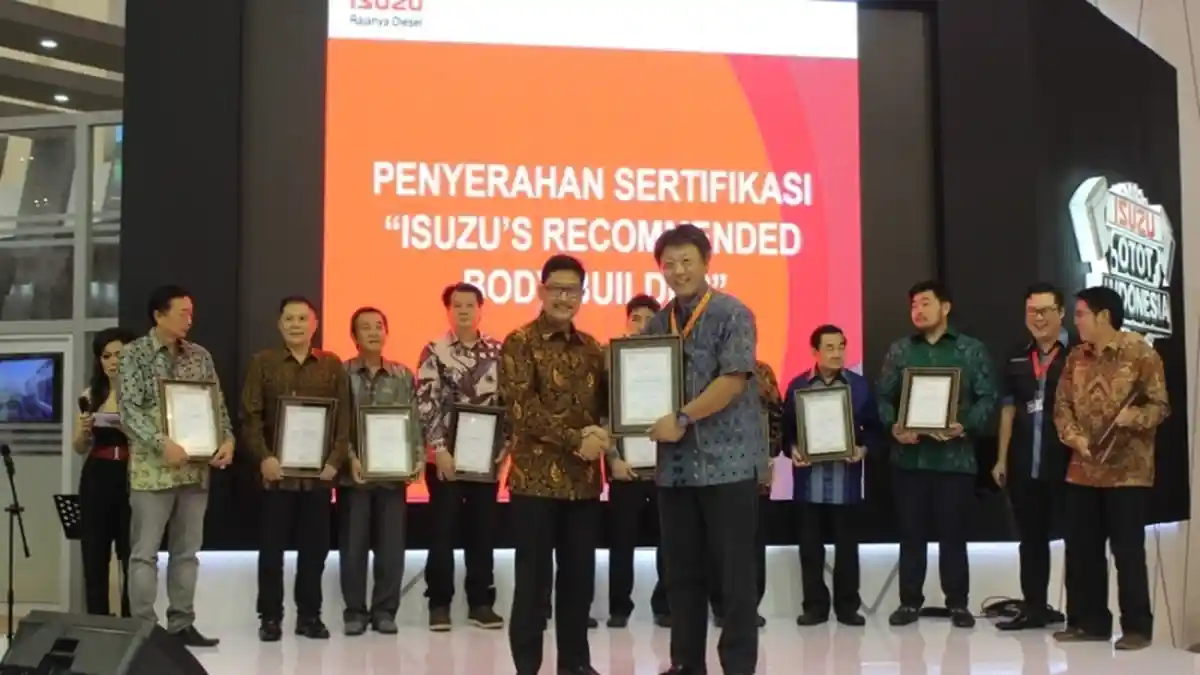 12 Industri Karoseri Lokal Terima Sertifikasi dari Isuzu