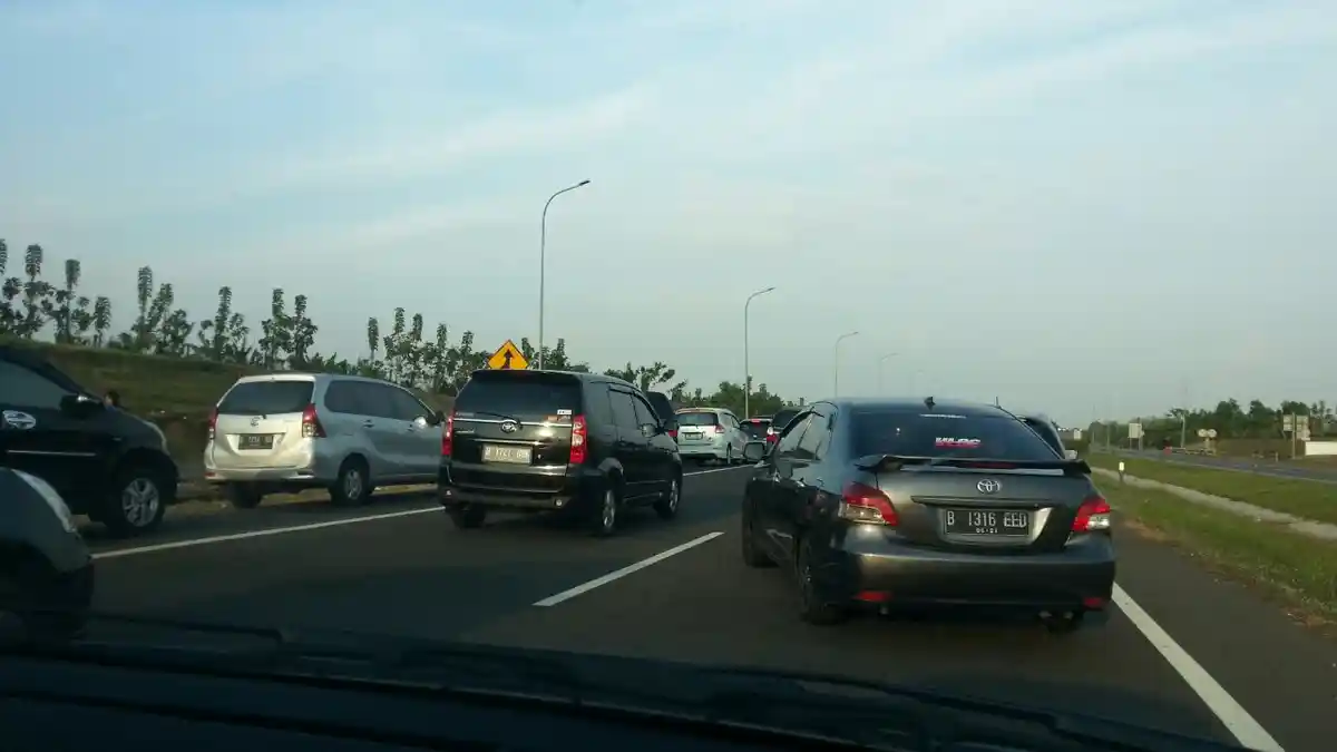 Butuh Waktu Tiga Jam demi Tempuh Jarak 50 Km di Tol Cipali