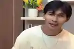 Arya-Khan-membenarkan-bahwa-dirinya-sudah-tidak-lagi-tinggal-satu-atap-dengan.jpg
