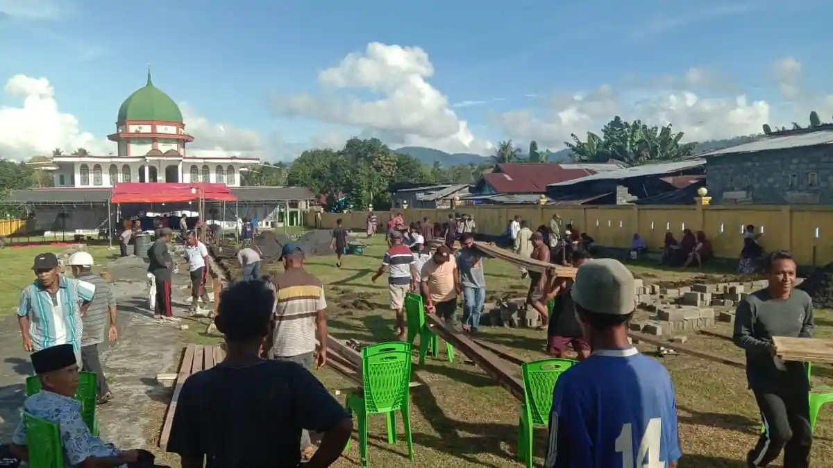 Warga Desa Ngidiho Halmahera Utara Gotong Royong Bangun Masjid Darurat Pasca Gempa