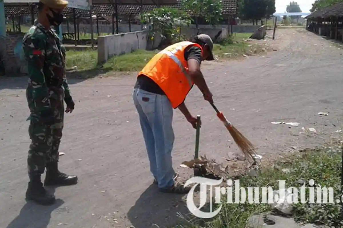 Masih Temukan Pelanggar Perbup, 34 Orang Tak Pakai Masker Dihukum Nyapu di Pasar Sapi Gresik