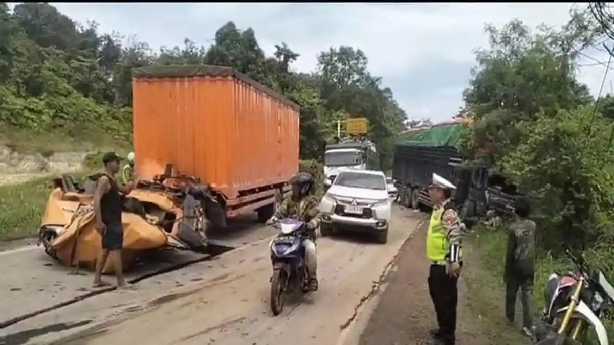 Tabrakan Truk Box dan Fuso di Jalintim Muba, Dua Warga Lampung Meninggal Dunia