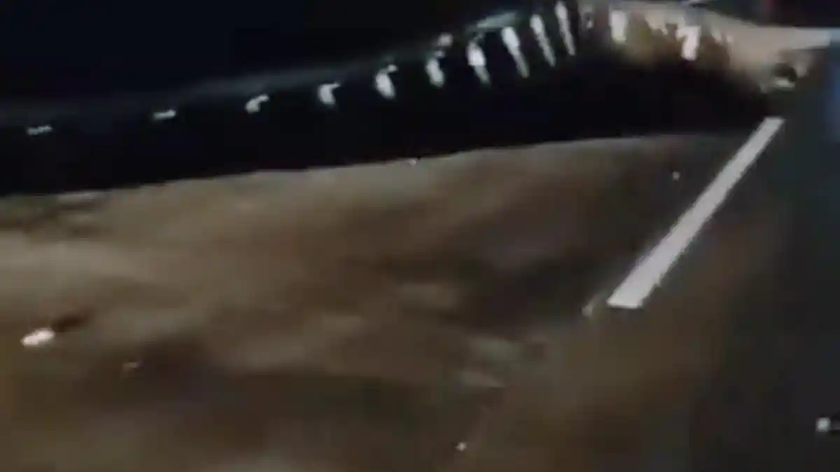 Ini Penampakan Lubang Besar Menganga di Tol Bocimi Akibat Tanah Longsor