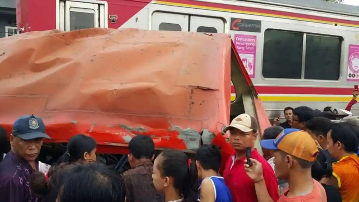 Kereta Api Tabrak Metromini, 13 Orang Tewas