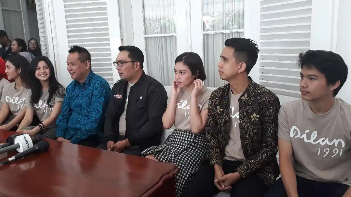 Rombongan Pemain Film 1991 Sambangi Rumah Dinas Ridwan Kamil