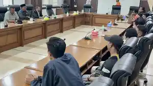 Perwakilan-Sakera-Mania-suporter-tim-Persekabpas-Pasuruan-saat-ditemui-Ketua-DPRD.jpg