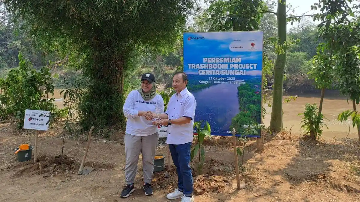 Dukung ESG, CGS-CIMB Sekuritaas Jalankan River Trashboom Project di Hilir Cisadane