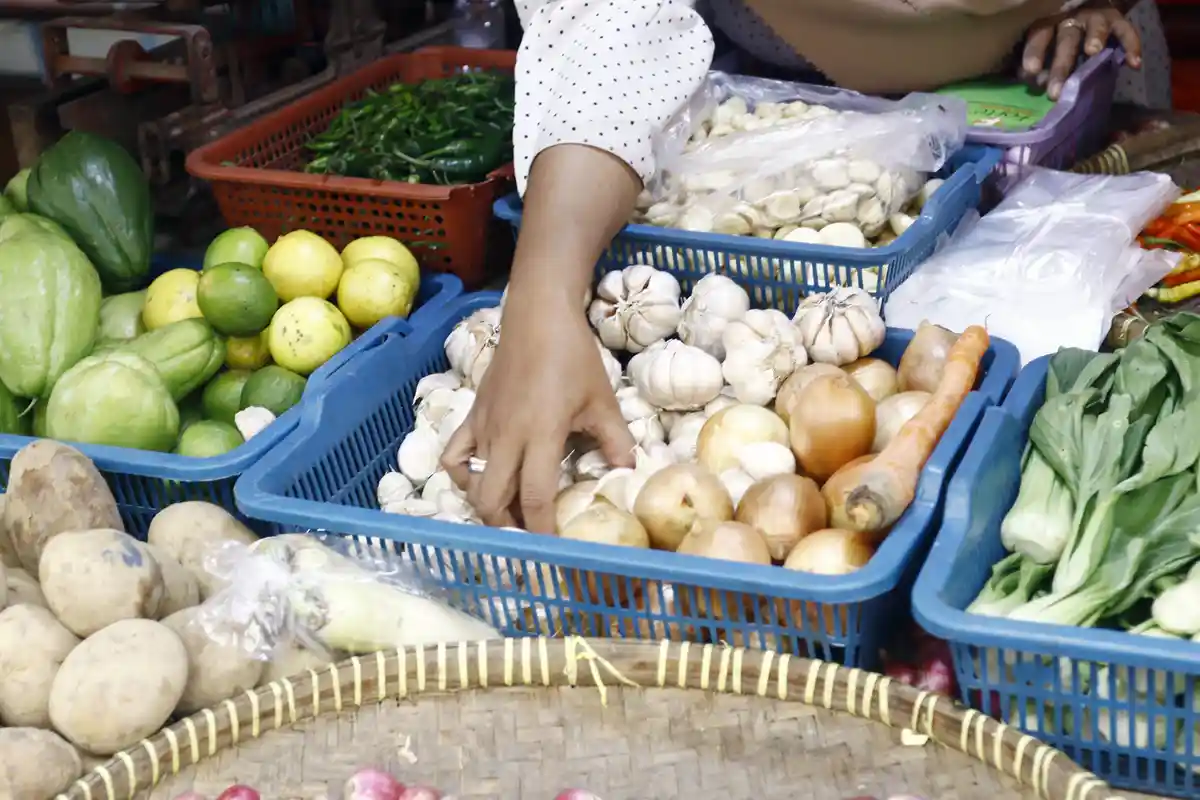 Jelang Lebaran, Masyarakat Menghadapi Mahalnya Harga Bawang Putih dan Beras Tak Sesuai Takaran