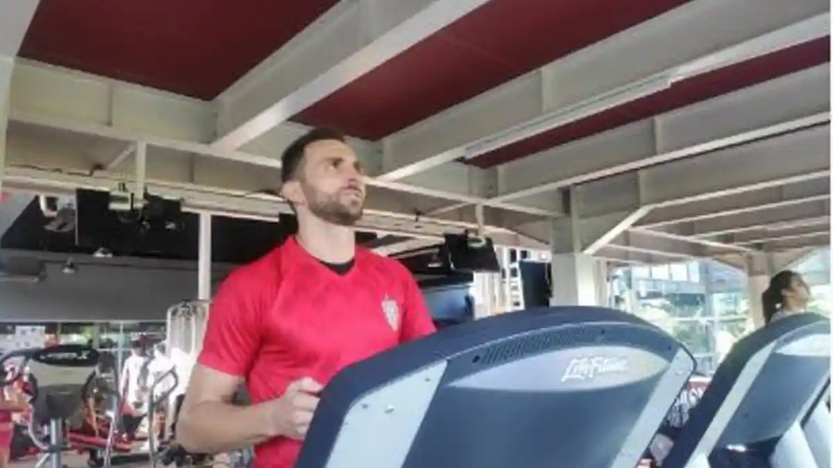 Striker Bali United Spaso Jaga Kondisi Libur Corona dengan Bersepeda Statis dan Renang