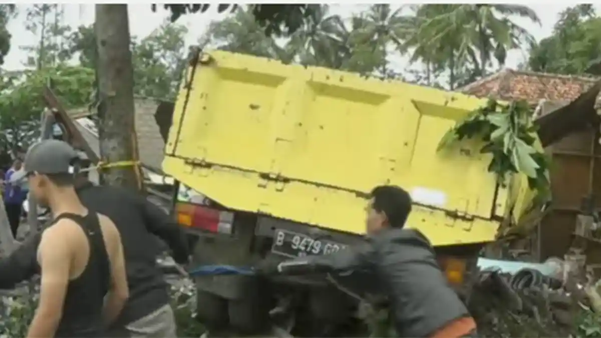 Truk Rem Blong di Turunan, Menabrak Banyak Kendaraan dan Bangunan, 10 Tewas