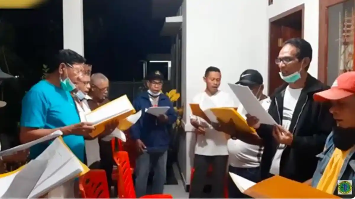 Lirik lagu Angkatlah Hatimu, Lagu Katolik untuk Kudus