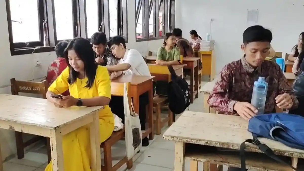 Peringati Hari Kartini, Siswa SMA Kristen Rantepao Bersekolah Pakai Busana Adat