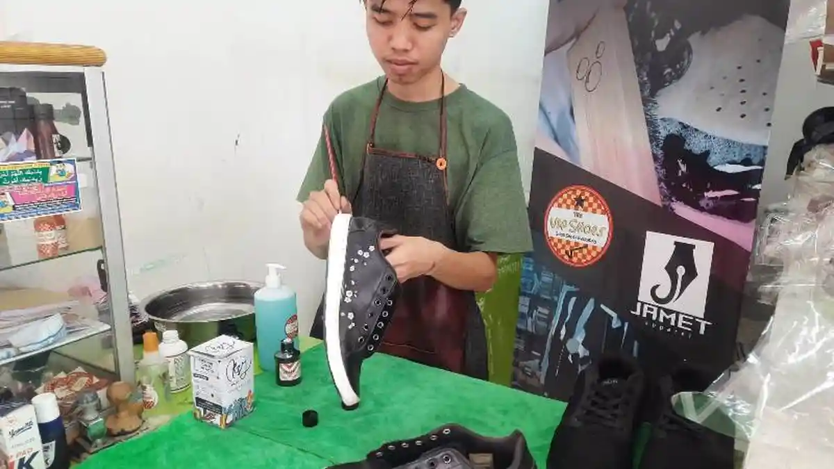 VIP Shoes Metro Lampung Hadirkan Pelayanan Cuci Hingga Cat Ulang Sepatu