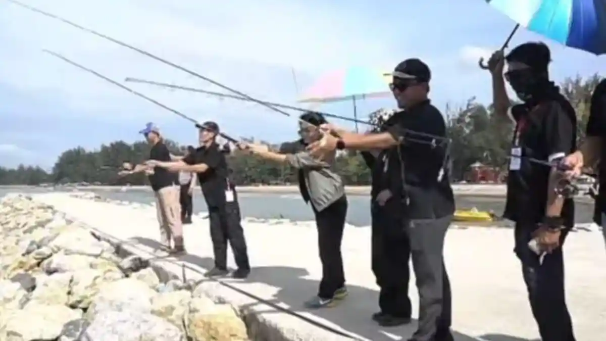 Pemancing Adu Skill di Pantai Manggar Balikpapan di Ajang Mancing Happy APRI 2025