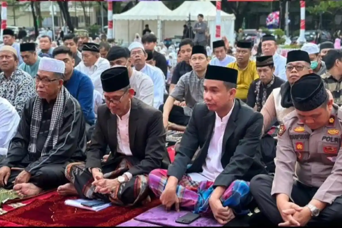 Ikut Muhammadiyah, Ketua DPRD Makassar Rudianto Lallo Salat Iduladha di Pantai Losari