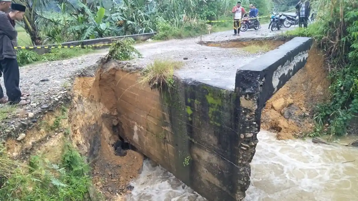 BREAKING NEWS - Jalan Lokop - Pinding, Aceh Timur Putus Dihantam Abrasi