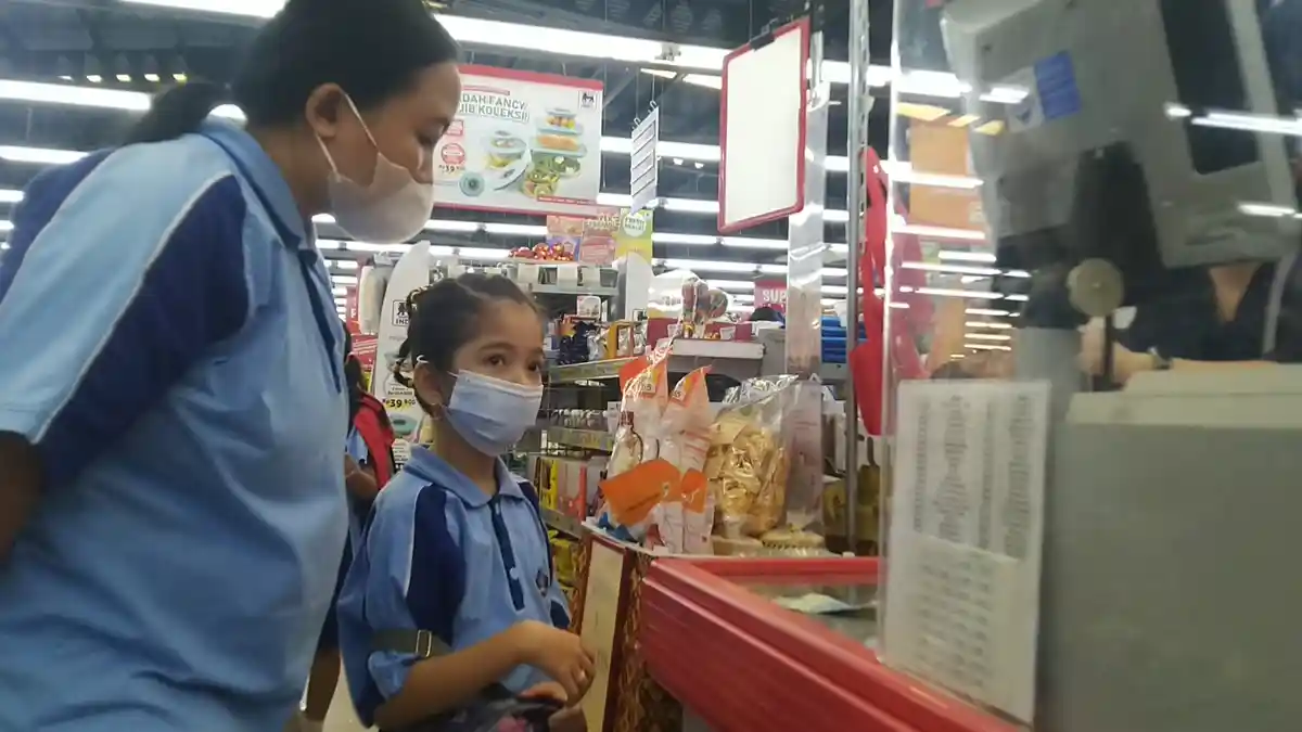 Berlatih Percakapan Bahasa Asing, Siswa SD Widya Kirana Kudus Praktik di Pusat Perbelanjaan