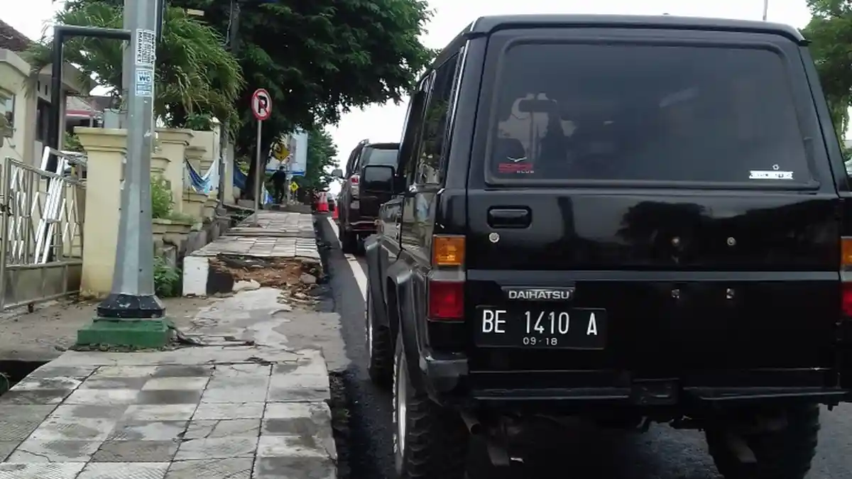 Mobil Parkir di Rambu Dilarang Berhenti di Jalan Dr Susilo, Warga Minta Polisi Menindak