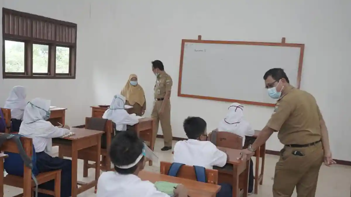 Bupati Pesisir Barat Agus Istiqlal Pantau Prokes di Sekolah