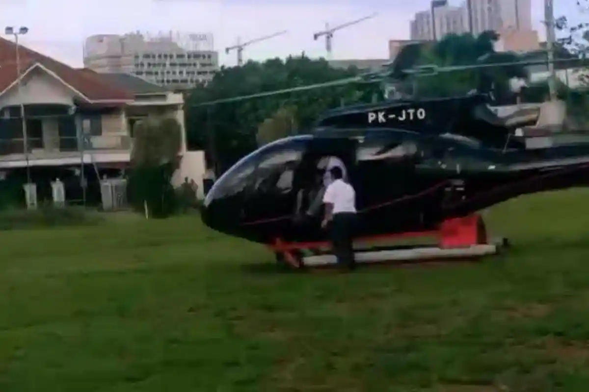 Ramai Video Helikopter Mendarat di Lapangan Sepak Bola, Ternyata Penumpangnya Bukan Orang Biasa
