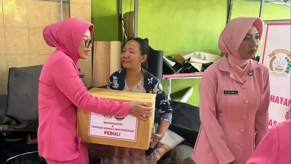 Bhayangkari Bantu Keluarga Korban Terdampak Ledakan Dashyat di Mojokerto 
