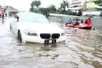 Mobil Mewah Mogok Tak Mampu Menembus Genangan Air