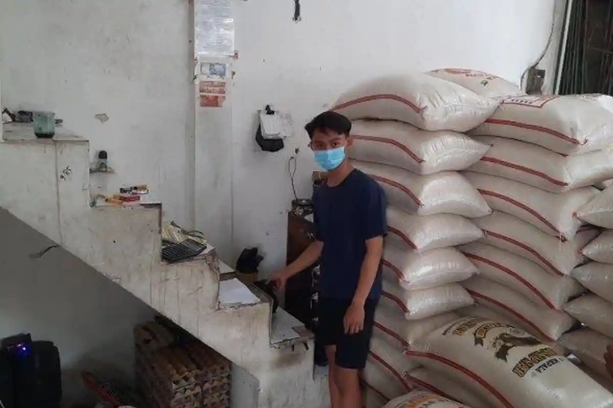 Ibu Gendong Balita Tertangkap Mencuri, Sekantong Uang Dikembalikan dan Pemilik Toko Beras Memaafkan