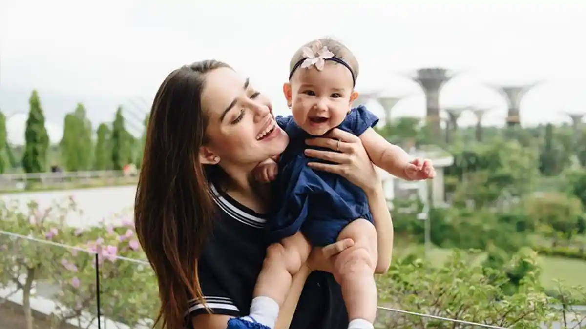 Belum Genap Enam Bulan, Putri Yasmine Wildblood Pakai Mukena Mungil, Bikin Gemas!