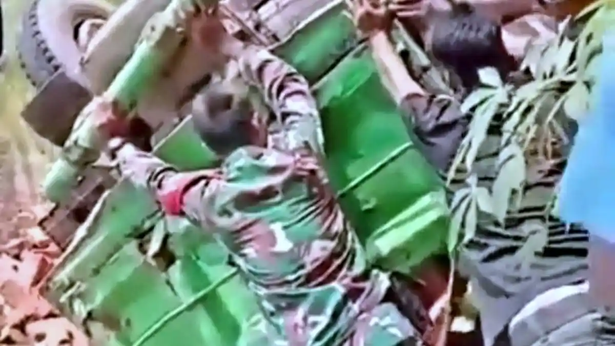 Truk Bermuatam Batu Bata Tak Kuat Menanjak, Terjun Ke Sawah, Kernet Truk Tewas Terhimpit