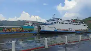 sebuah-truk-pengangkut-barang-keluar-dari-kapal-dlu-ferry-yang-sandar-di-pelabuhan-lembar.jpg
