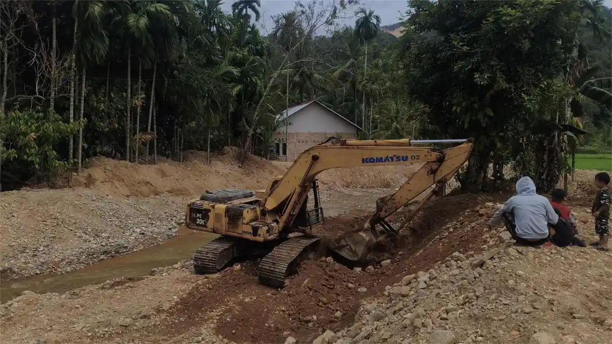 3 BERITA POPULER PADANG: Pengerukan Sungai,  Warga Angkut Air saat Puasa, Lansia Berjudi di Ramadan