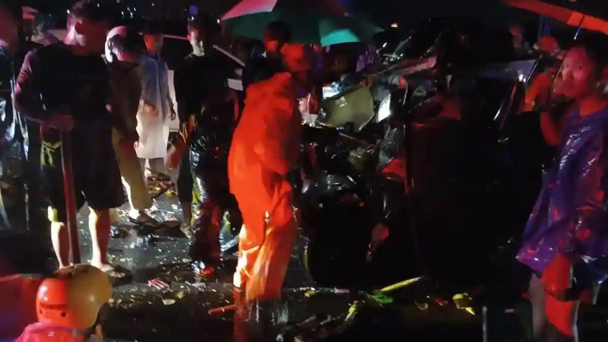 Pikap Ringsek Tabrakan dengan Truk Trailer, 2 Orang Tewas dan 1 Luka Berat
