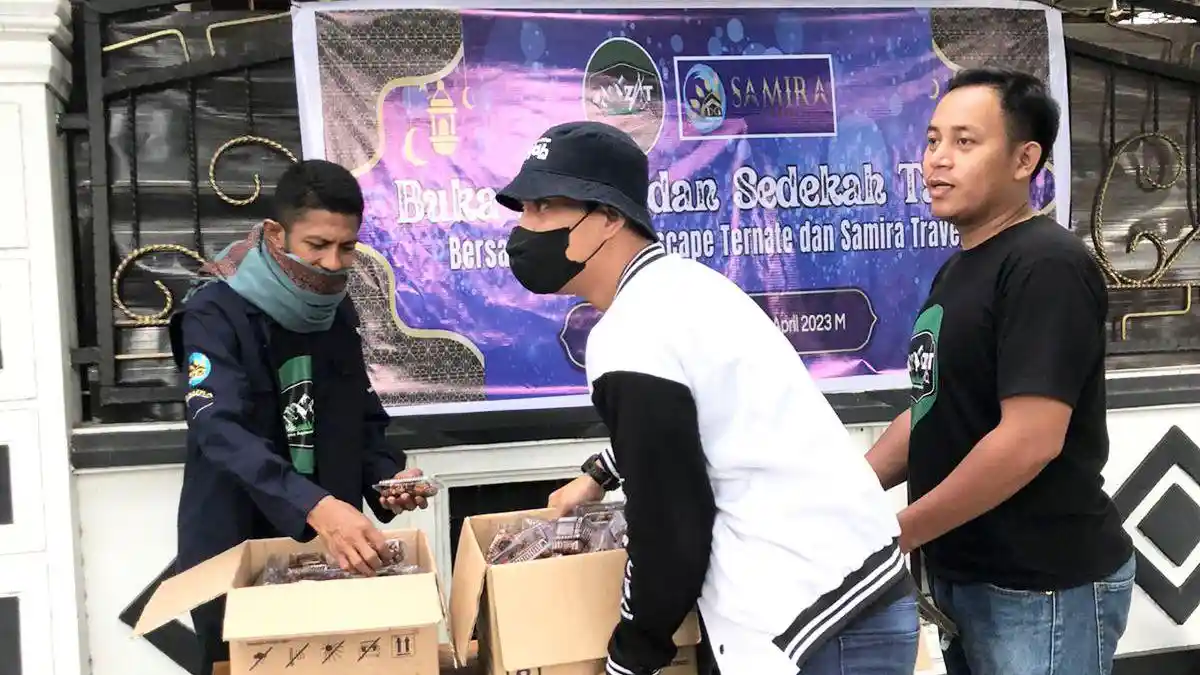 Berkah Ramadhan, Pelaku UMKM dan Samira Travel Maluku Utara Bagi-bagi Takjil