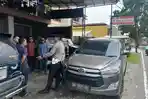 Satlantas-Polres-Wonosobo-berbincang-dengan-pengemudi.jpg