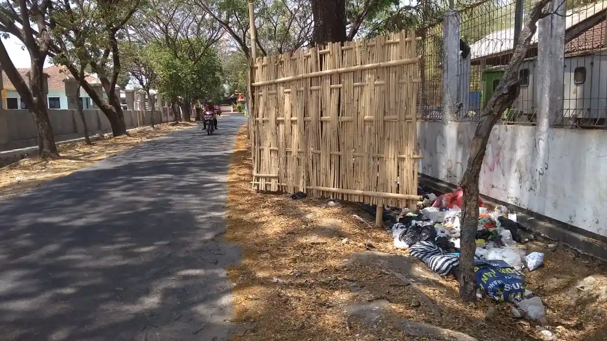 Masih Banyak yang Buang Sampah Sembarangan, Pemkab Tempatkan Petugas