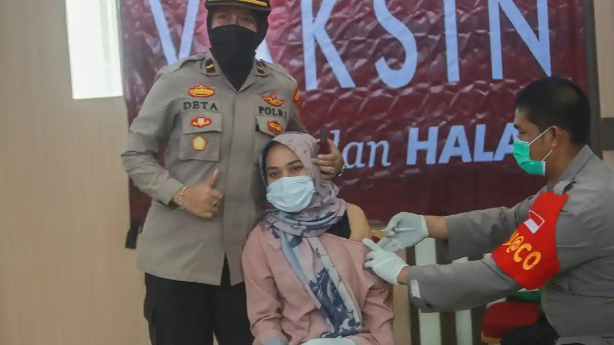 Begini Ekspresi Penyanyi Aceh Cut Zuhra Jebolan LIDA Saat Divaksin, Sampai Harus Dipegang Kapolsek