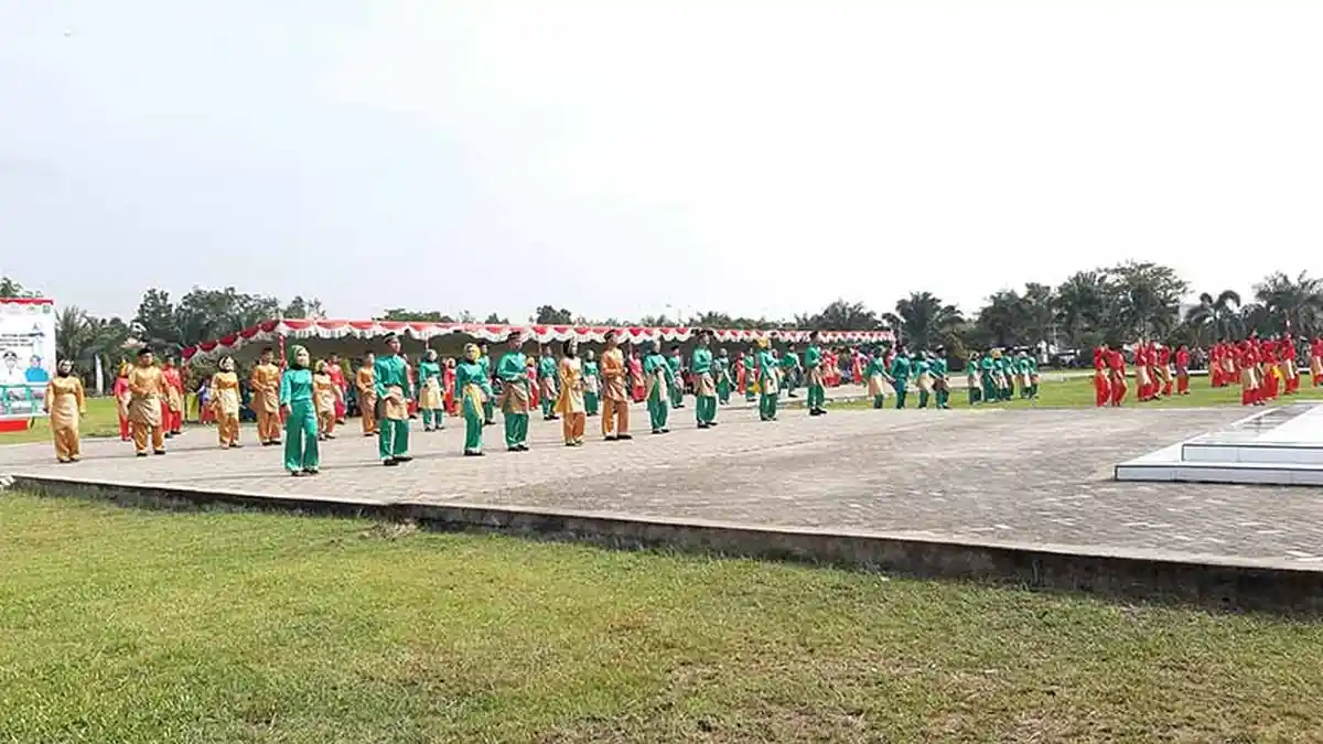 Tarian Pelajar Meriahkan Puncak Acara BBGRM, HKG, HKP dan Harganas  Kalbar di Sambas