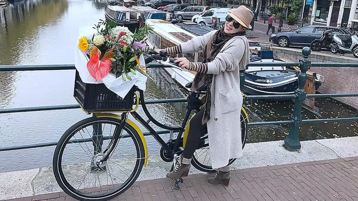 Begini Serunya Liburan Syahrini di Amsterdam, Mulai dari Belanja Bunga hingga Kasih Makan Merpati