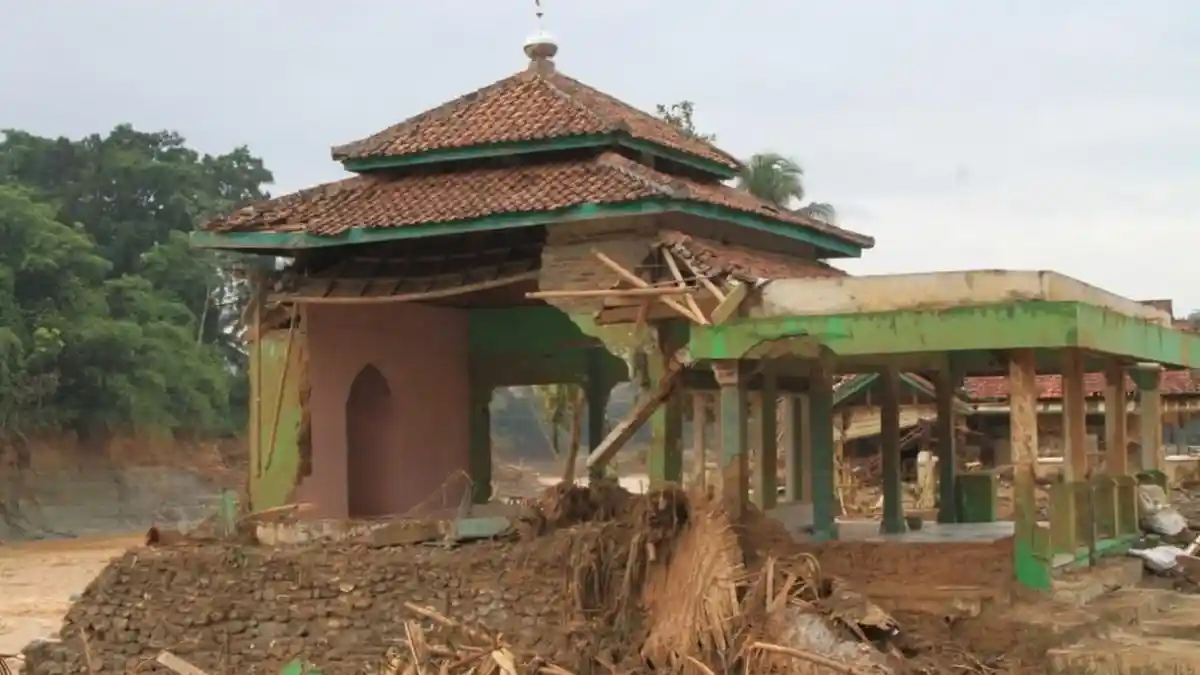 Dilanda Banjir Bandang, Desa di Lebak Berubah Menjadi Sungai