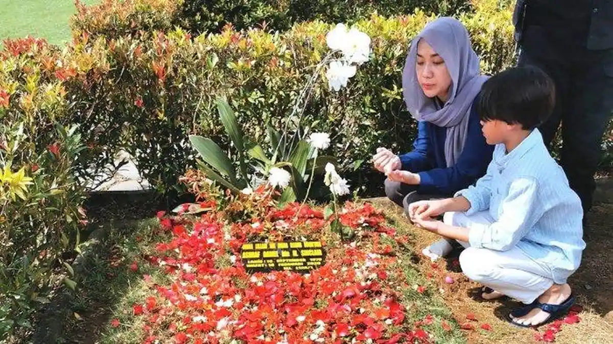 Lihat Momen Bunga Citra Lestari Ziarah ke Makam Ashraf Sinclair Ditemani Sang Putra, Noah Sinclair