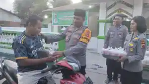 Bagikan-takjil-kepada-pengguna-jalan.jpg